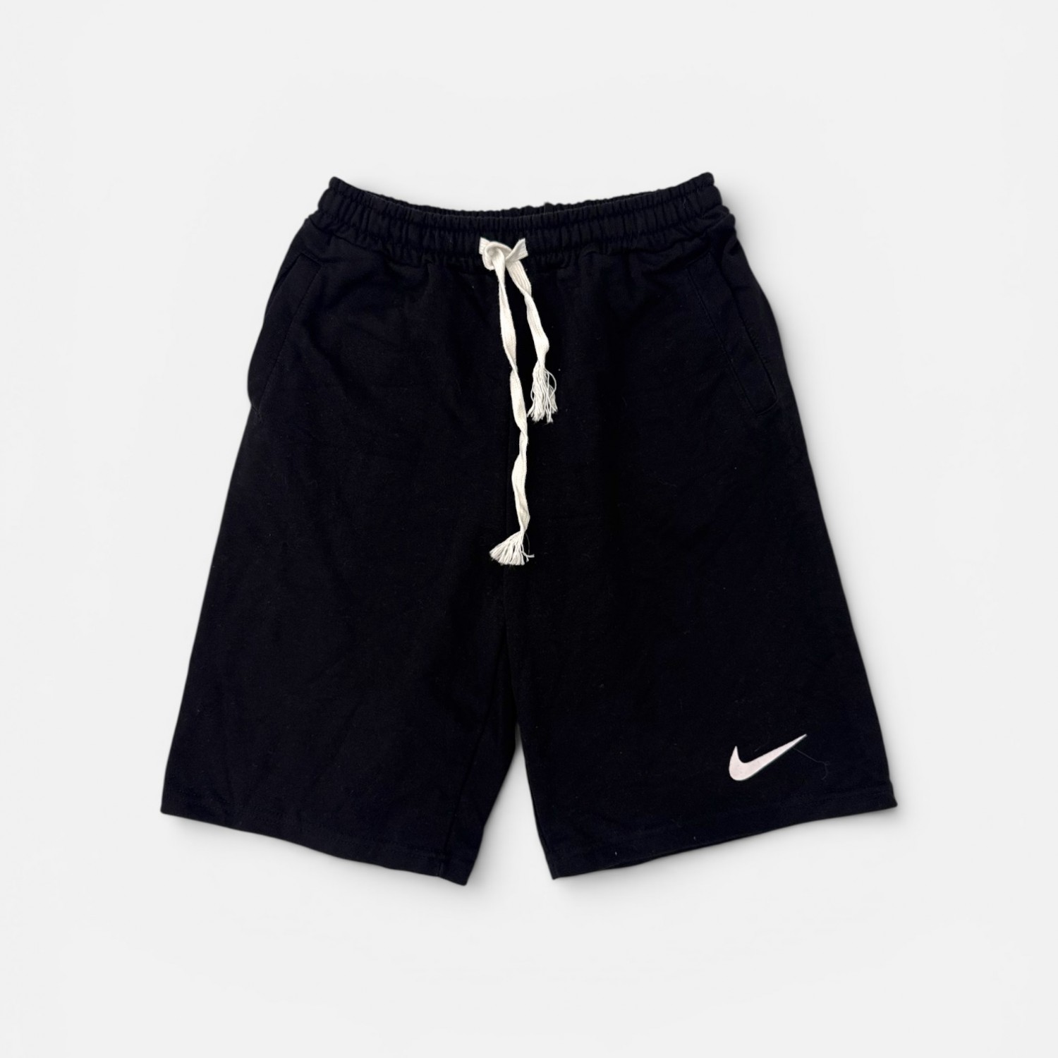 Nike Αθλητικό Σορτς Μαύρο με Λευκό Swoosh